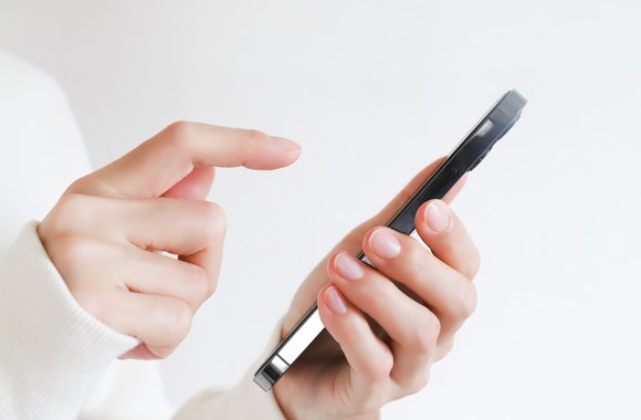 スマートフォンを操作する手元