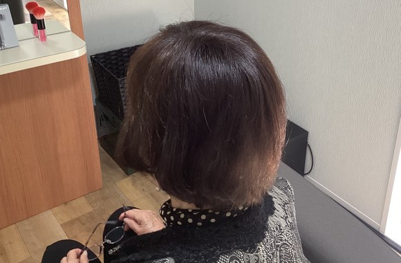 ウィッグを着用してカットを受けるお客様の後ろ姿