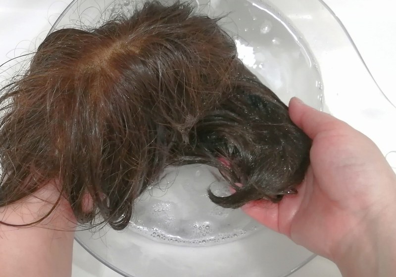 洗面ボウルでウィッグを手洗いする様子